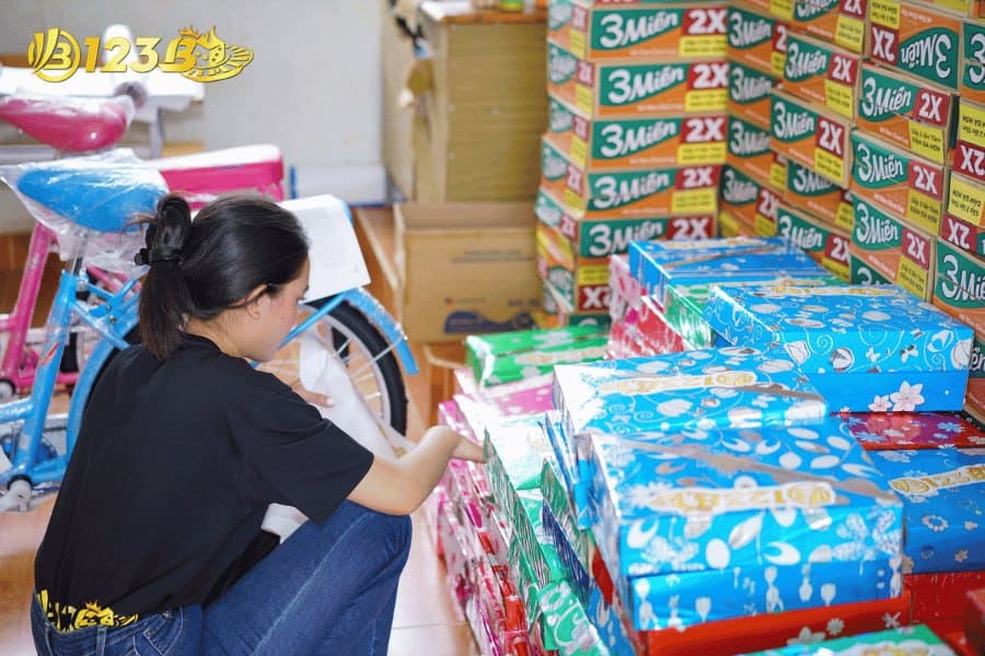 chuẩn bị các phần quà tiếp bước các em đến trường