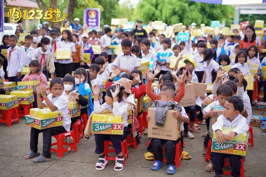 thực hiện trò chơi giải trí cho các em nhỏ