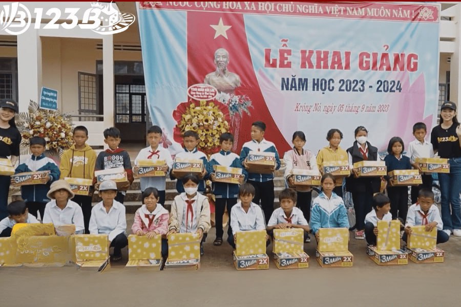 trao tặng các em nhỏ phần quà đầy ý nghĩa