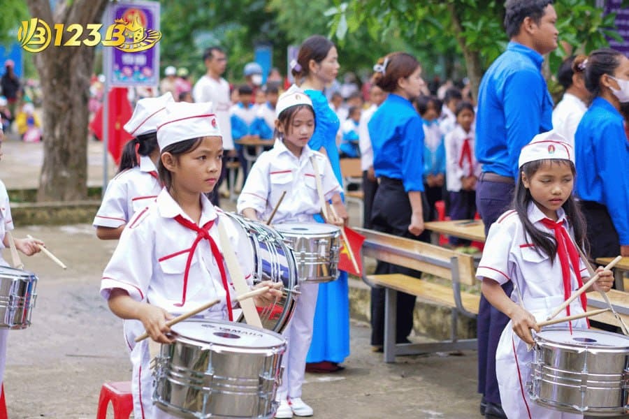 văn nghệ tại sự kiện tiếp bước các em đến trường
